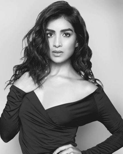 An Australian born actress and an IPL hosts, Pallavi Sharda has captivated the interest of the Indian cricket fans with her charming and charismatic cricket knowledge. The alluring actress has played a cameo in the movie My Name is Khan and was a part of the movie Love Breakups Zindagi.