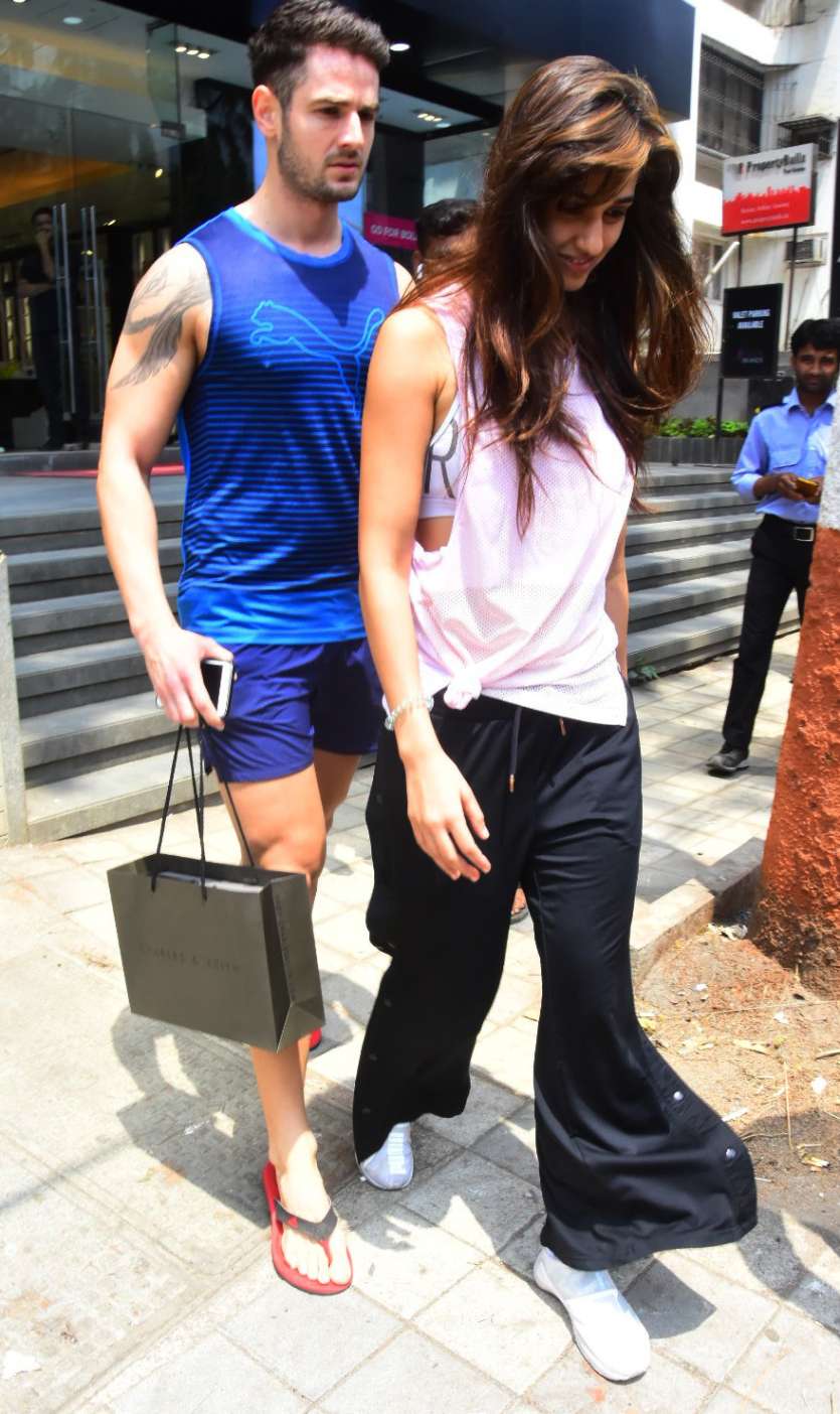 Disha and the mystery man were casually dressed for their Sunday outing.