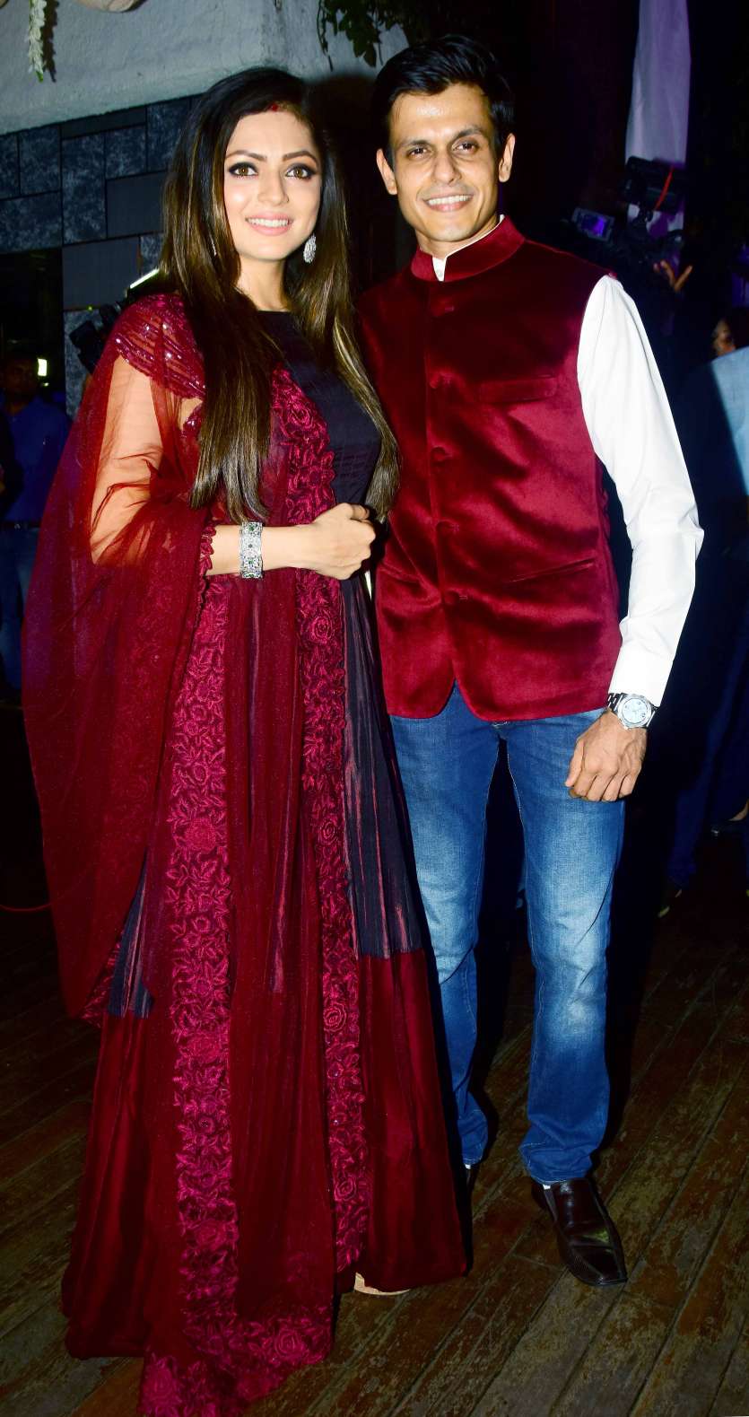 Everyone's favourite Drashti Dhami opted for a wine coloured outfit to add glamour to the evening. He was accompanied by husband Neeraj Khemka.