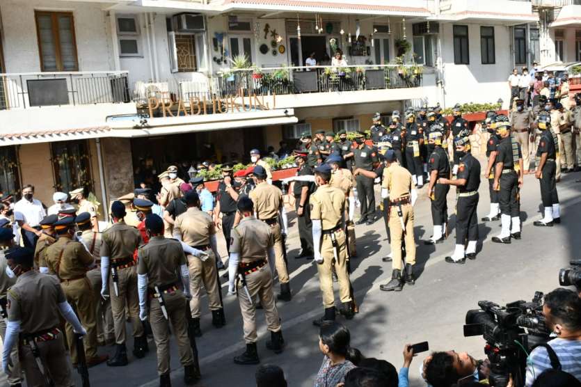 Mortal remains of singing icon were brought to 'Prabhukunj', her Peddar Road residence here on Sunday afternoon.